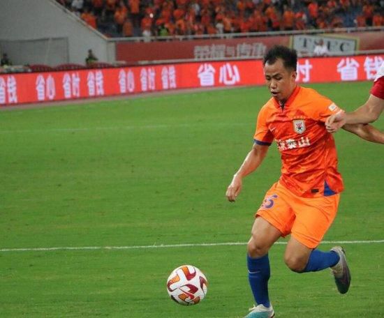 罗马诺写道：那不勒斯已经和奥斯梅恩谈妥一份新合同，有效至2026年6月。